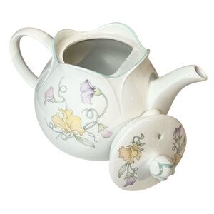 Sadler England Tea Pot Sweet Pea Floral Pastel Rosebud Top Scalloped Rim Vintage